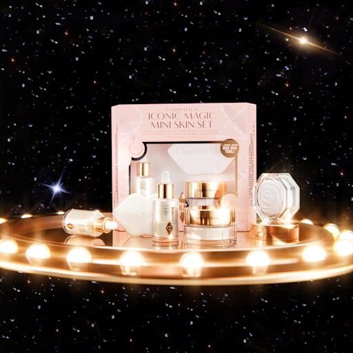 CHARLOTTES IKONISKE MAGIC MINI SKIN SET – HUDPLEIESETT I REISESTØRRELSE