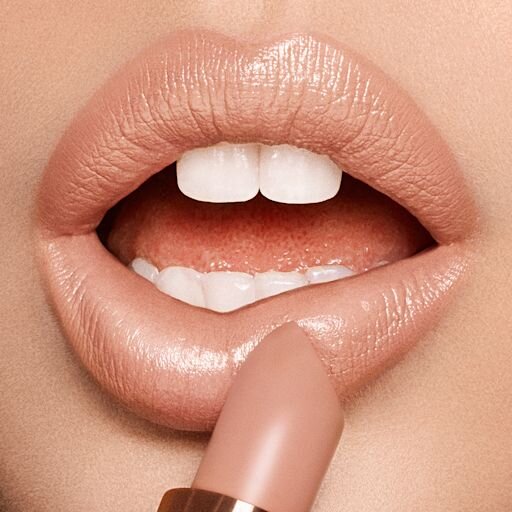 K.I.S.S.I.N.G NUDE KATE