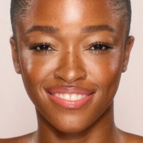 UNREAL SKIN SHEER GLOW TINT FUKTGIVENDE FOUNDATION-STICK 12,5 TAN