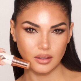 UNREAL SKIN SHEER GLOW TINT FUKTGIVENDE FOUNDATION-STICK 7,5 MEDIUM